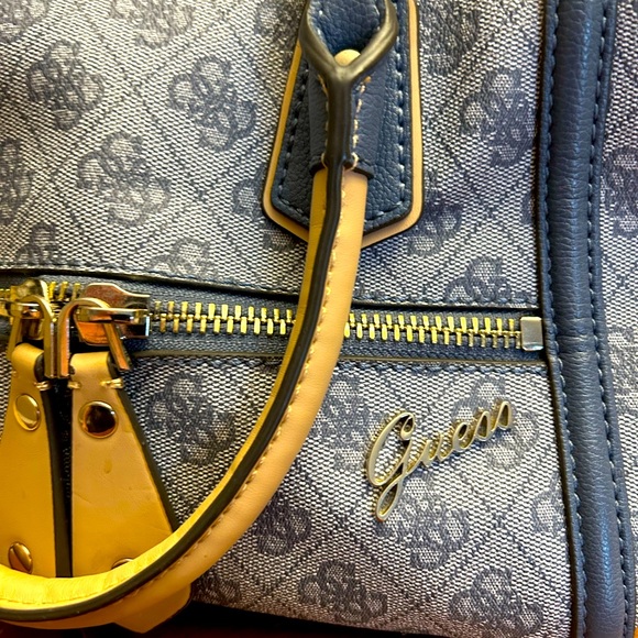 Guess handbag with crossbody strap - Picture 2 of 4